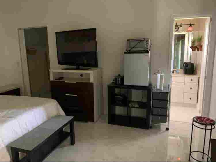 Master bedroom suite own 
entrance
