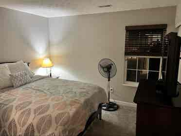 Spacious bedroom w private bathroom