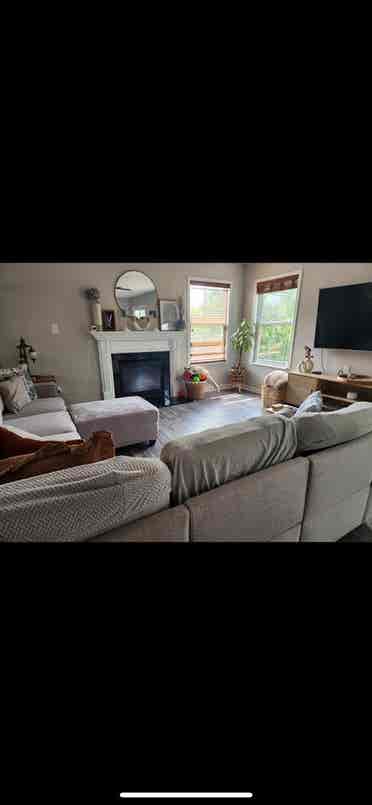 Spacious bedroom w private bathroom