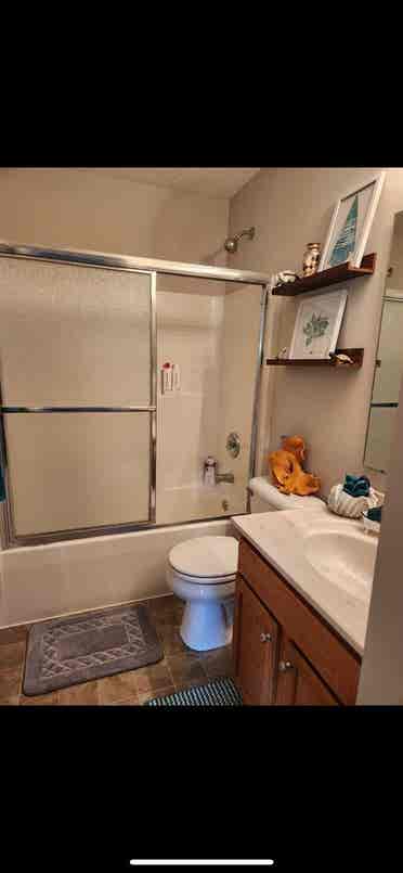 Spacious bedroom w private bathroom