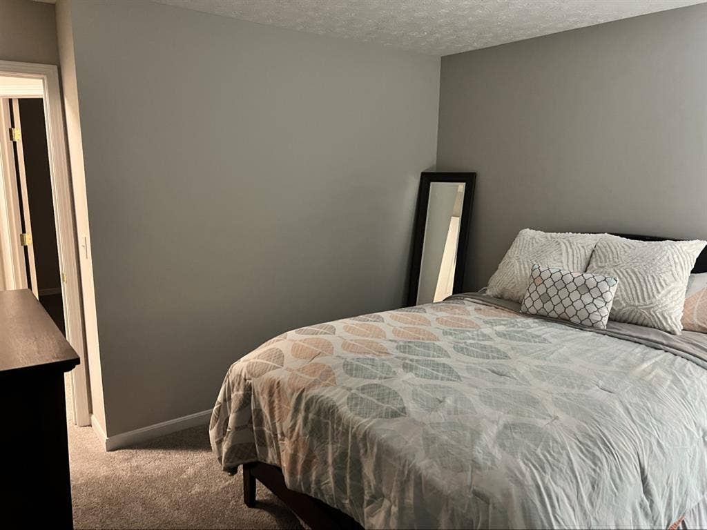Spacious bedroom w private bathroom