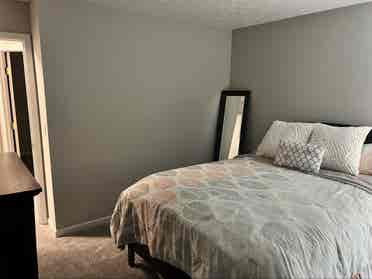Spacious bedroom w private bathroom