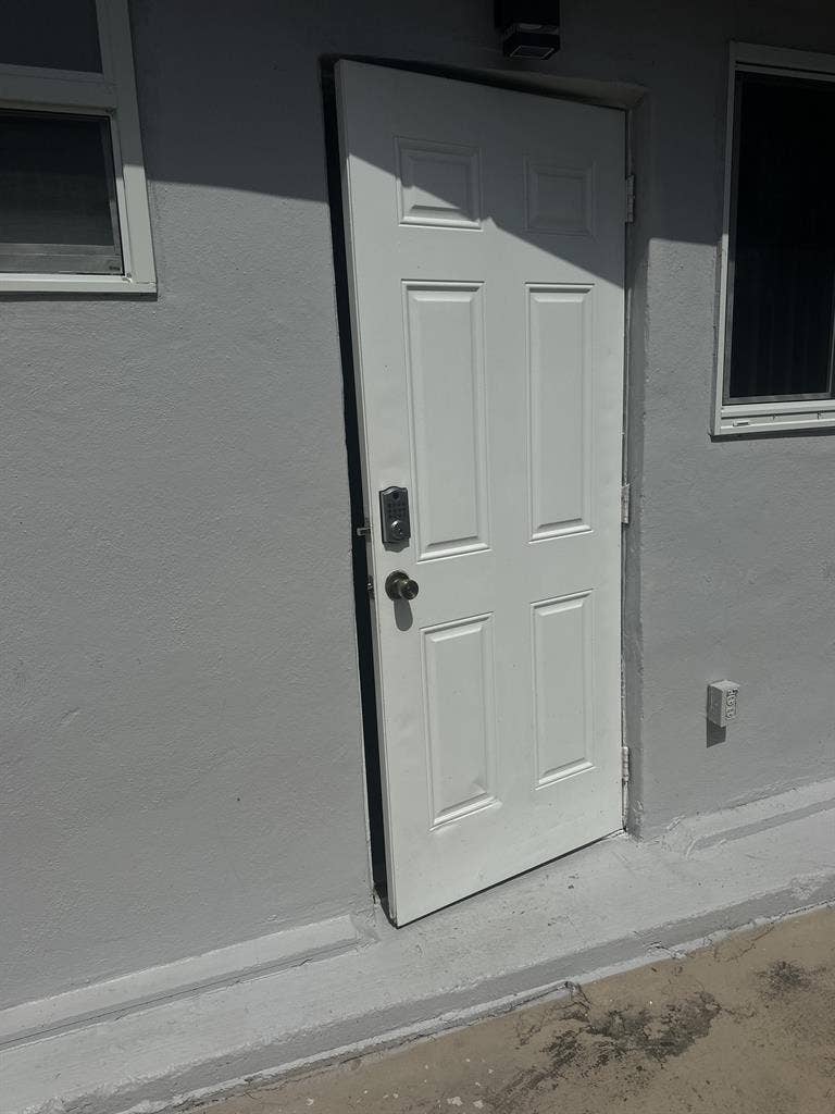 SUBLETT PRIVATE ENTRANCE