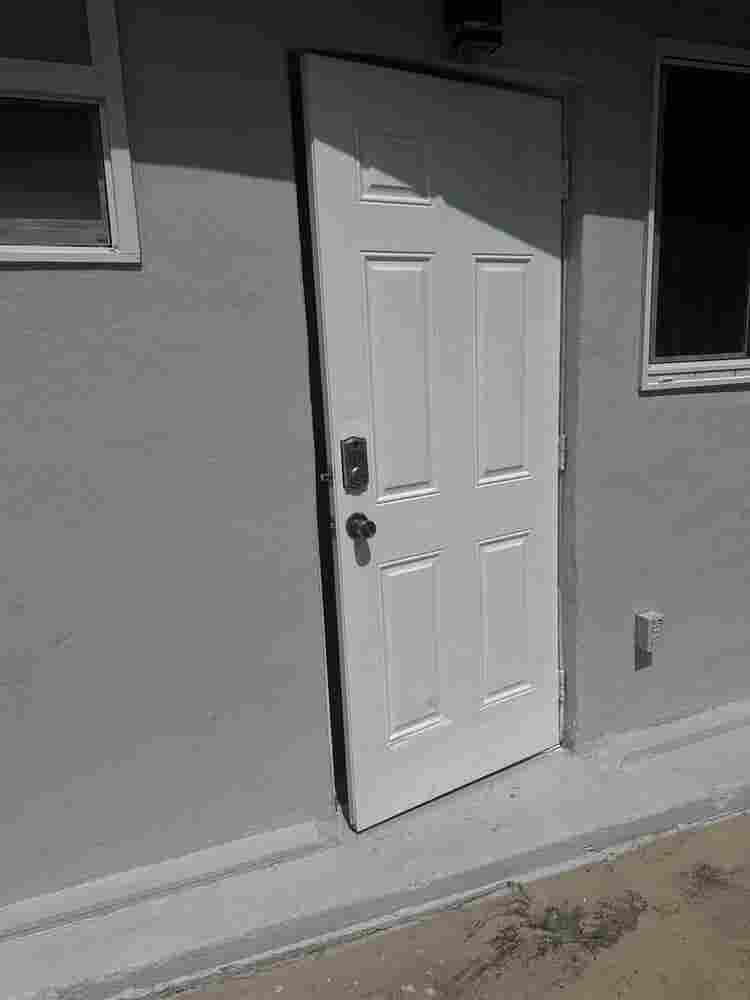 SUBLETT PRIVATE ENTRANCE
