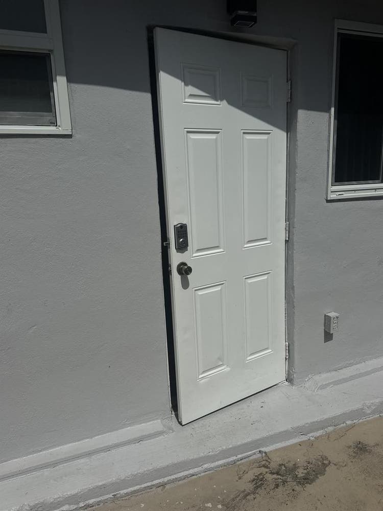 SUBLETT PRIVATE ENTRANCE