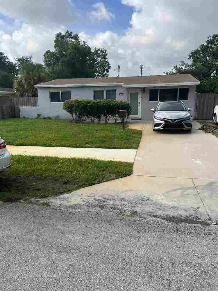 SUBLETT PRIVATE ENTRANCE