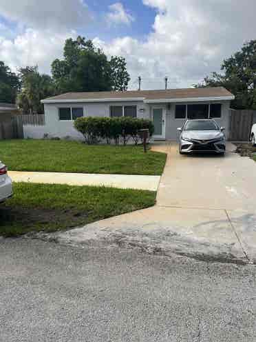 SUBLETT PRIVATE ENTRANCE