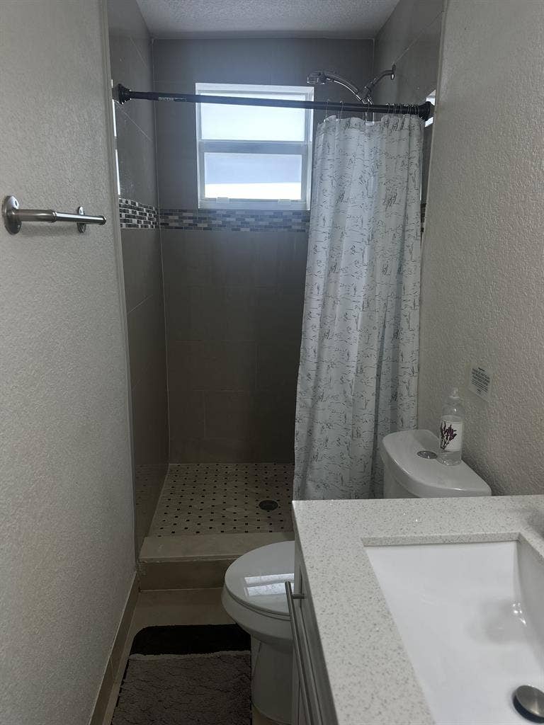 SUBLETT PRIVATE ENTRANCE