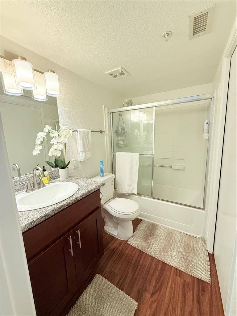 Beautiful bedroom w/privat
bathroom