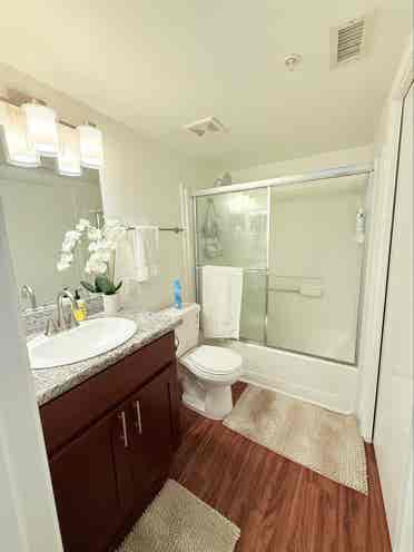 Beautiful bedroom w/privat
bathroom