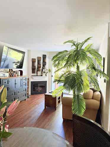 Beautiful bedroom w/privat
bathroom