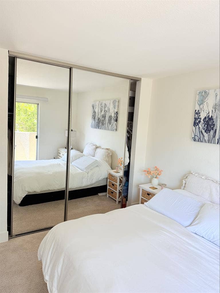 Beautiful bedroom w/privat
bathroom