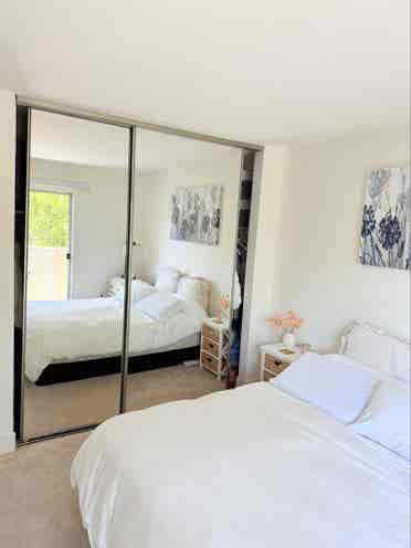 Beautiful bedroom w/privat
bathroom