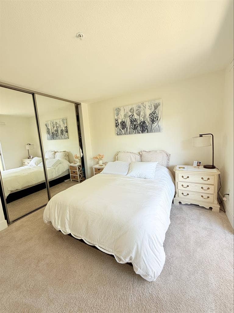 Beautiful bedroom w/privat
bathroom