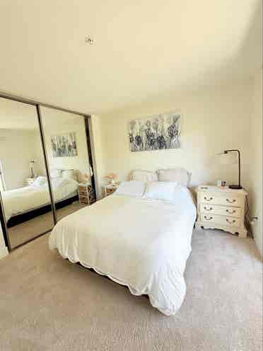 Beautiful bedroom w/privat
bathroom