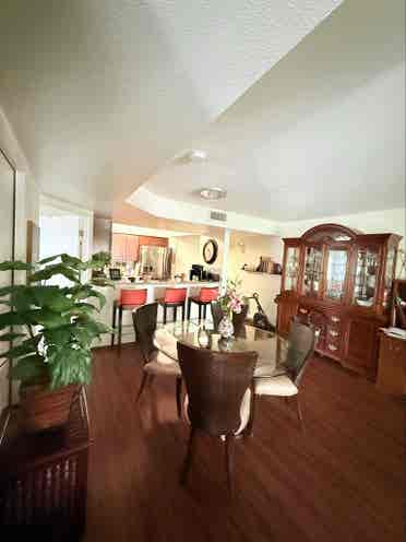 Beautiful bedroom w/privat
bathroom