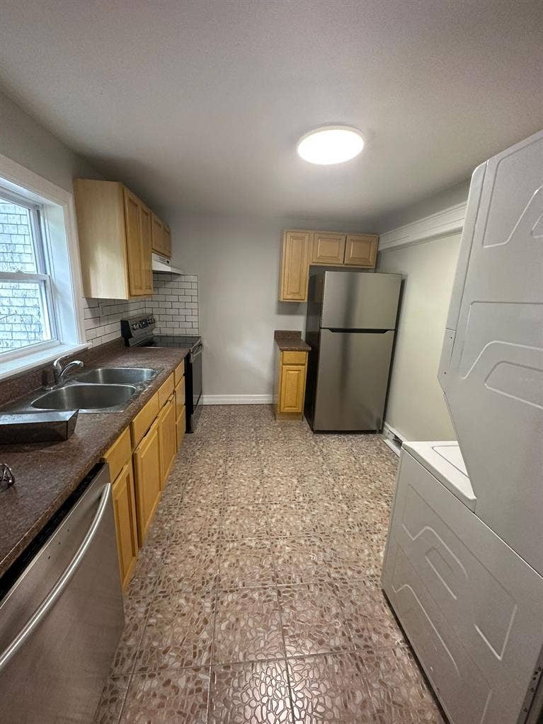2 Private Room Available