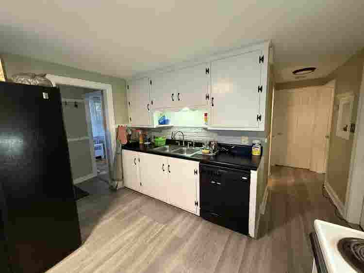 One bedroom in 2 bedroom apt
