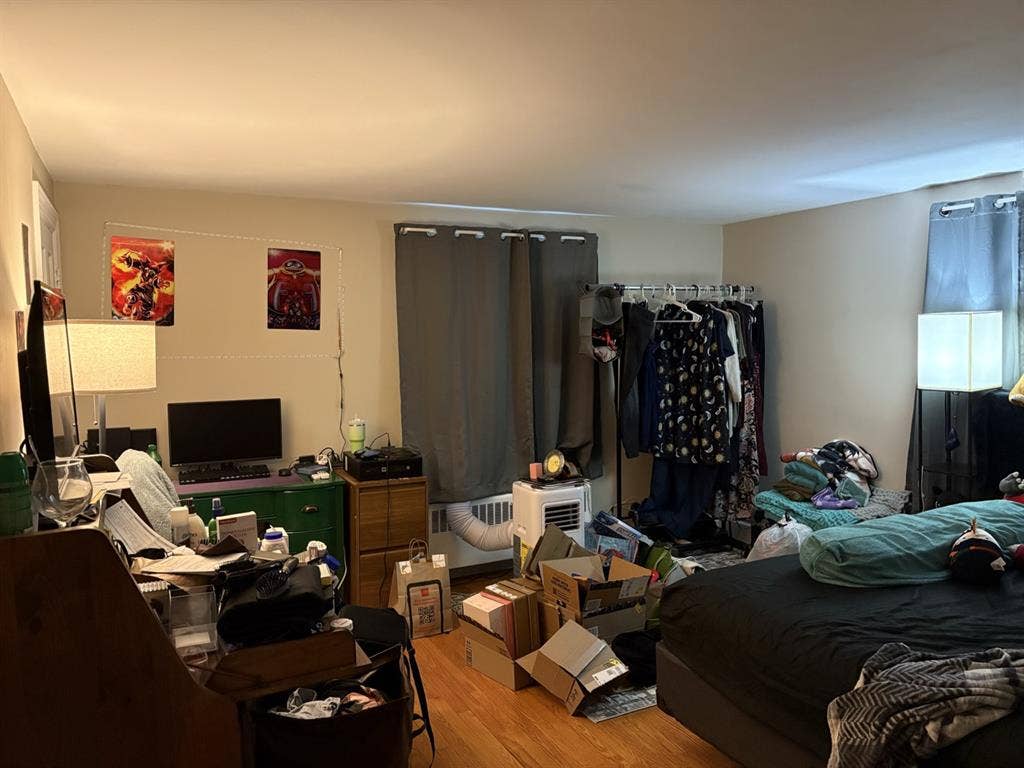 One bedroom in 2 bedroom apt