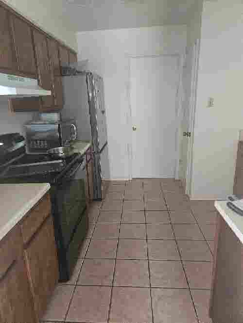Looking for 1 roommate