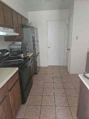 Looking for 1 roommate