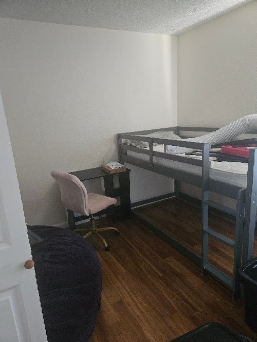 Looking for 1 roommate