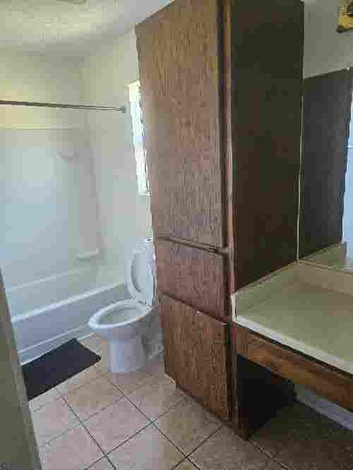 Looking for 1 roommate
