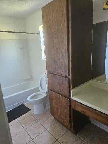 Looking for 1 roommate