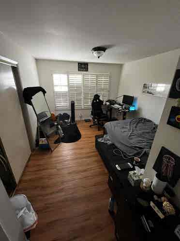 Room for Rent in 5 bedroom House