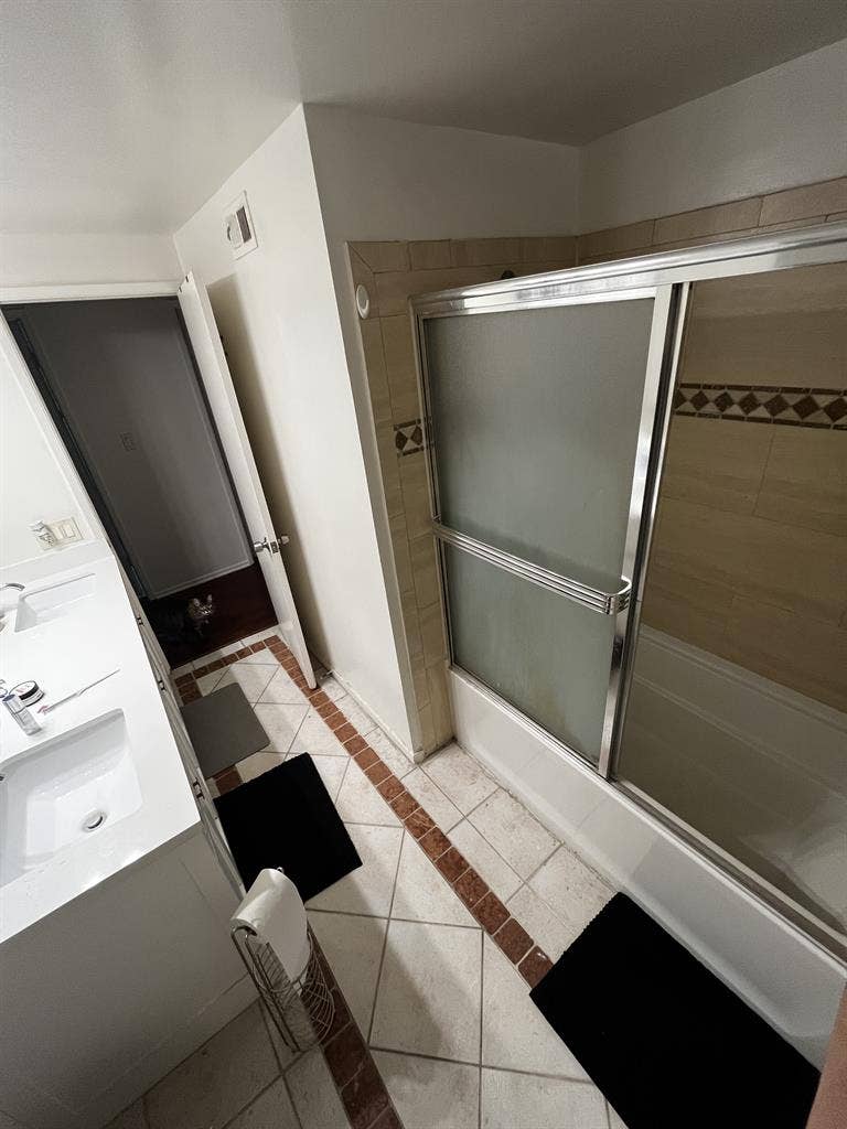 Room for Rent in 5 bedroom House