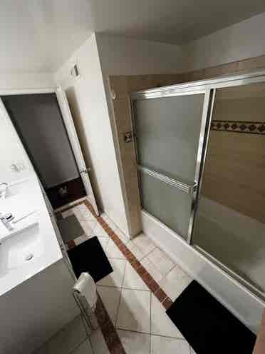 Room for Rent in 5 bedroom House