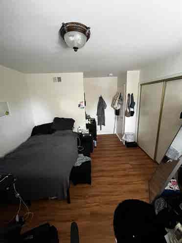 Room for Rent in 5 bedroom House