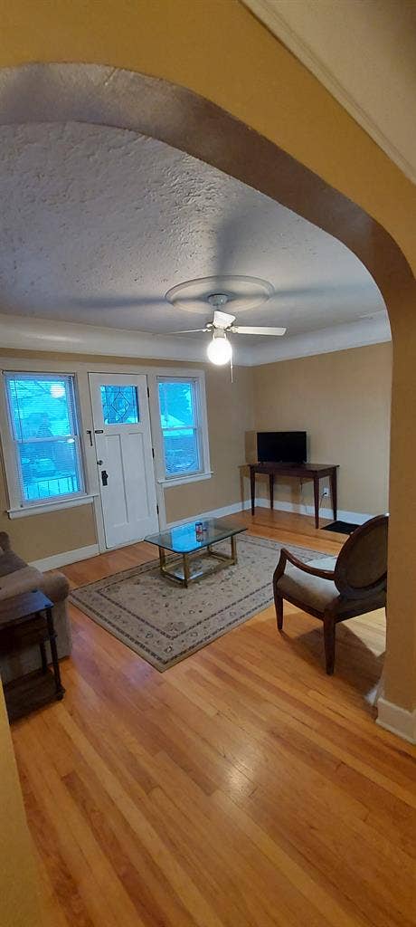 Large 1 Bdrm upper flat in Dearborn