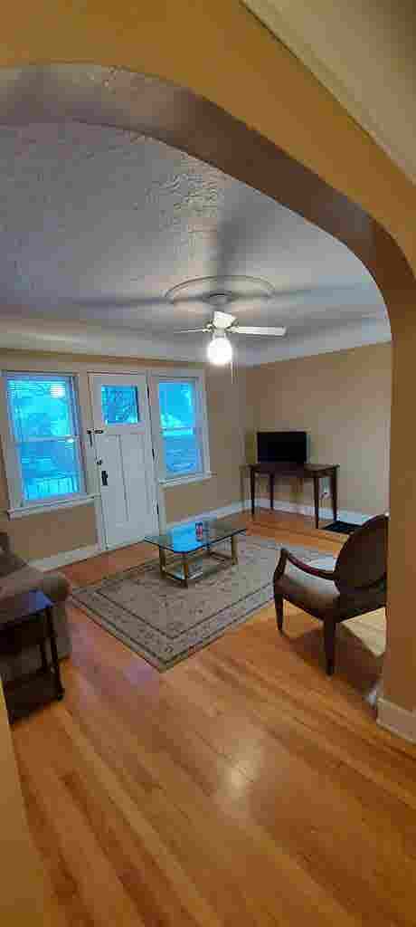 Large 1 Bdrm upper flat in Dearborn