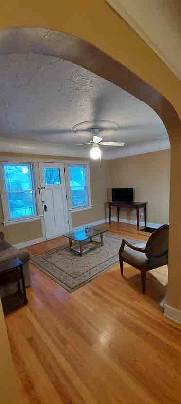 Large 1 Bdrm upper flat in Dearborn
