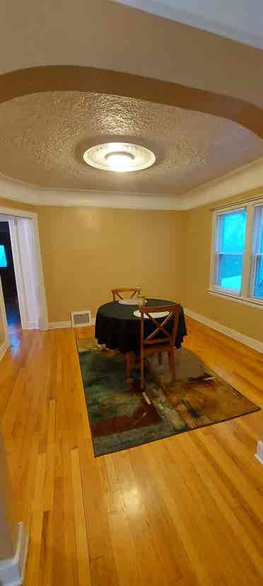 Large 1 Bdrm upper flat in Dearborn