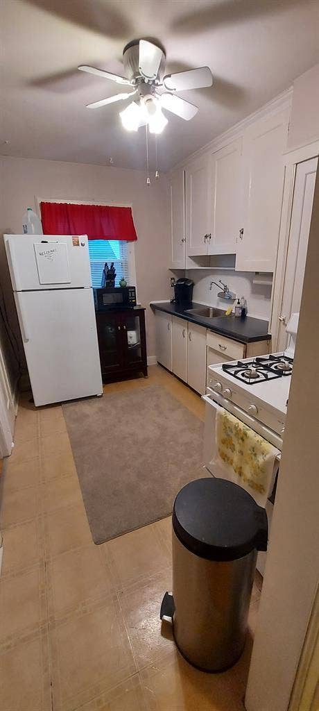 Large 1 Bdrm upper flat in Dearborn