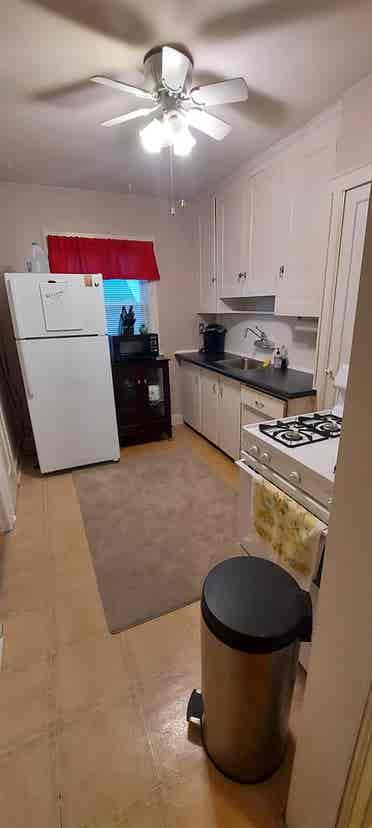 Large 1 Bdrm upper flat in Dearborn