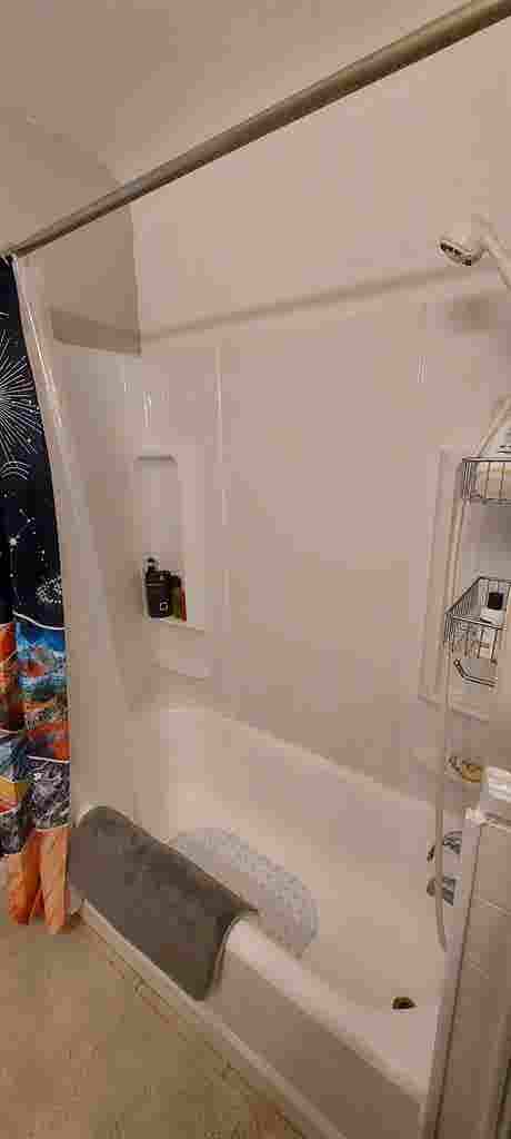 Large 1 Bdrm upper flat in Dearborn