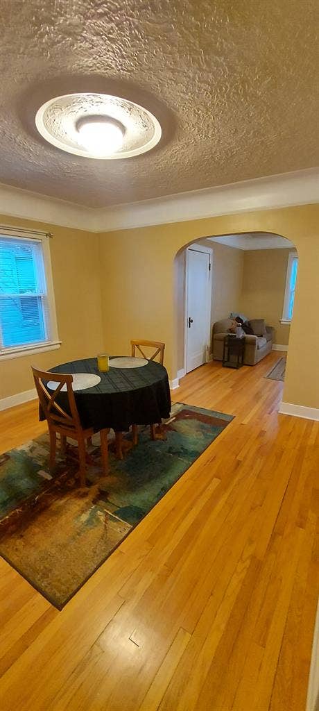 Large 1 Bdrm upper flat in Dearborn