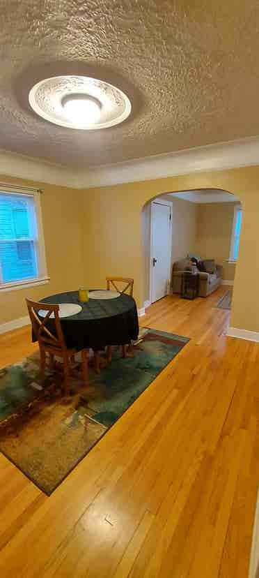 Large 1 Bdrm upper flat in Dearborn