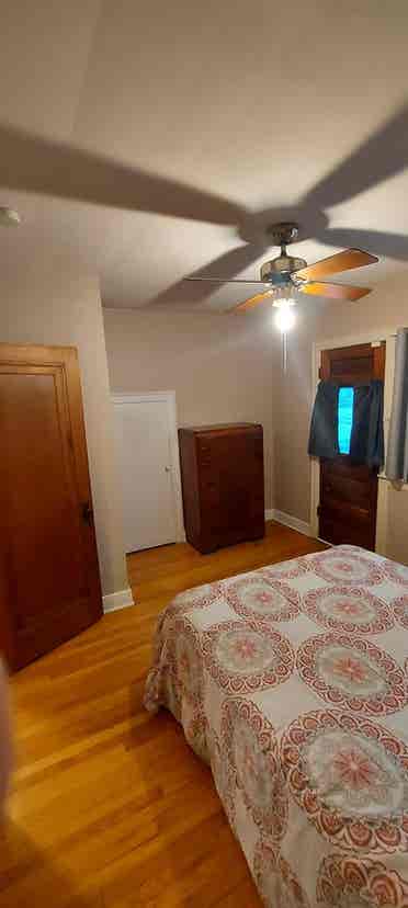 Large 1 Bdrm upper flat in Dearborn