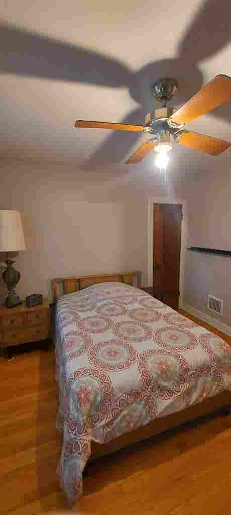 Large 1 Bdrm upper flat in Dearborn