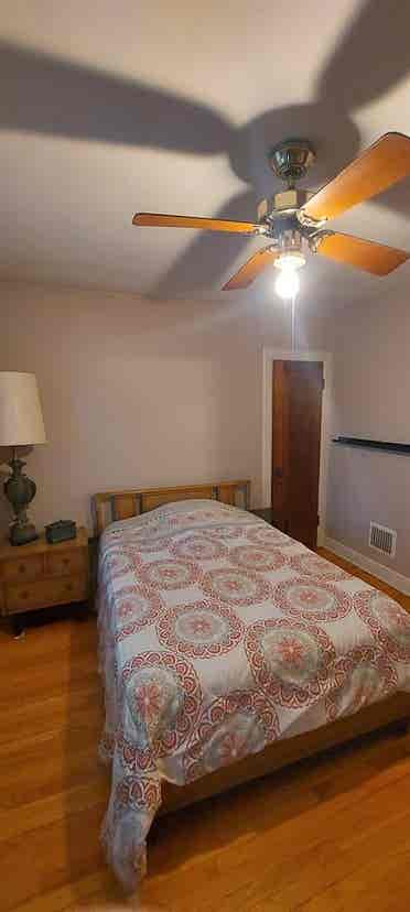 Large 1 Bdrm upper flat in Dearborn