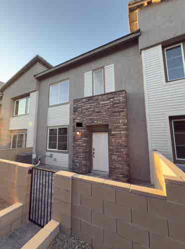 Dual-Master Townhouse