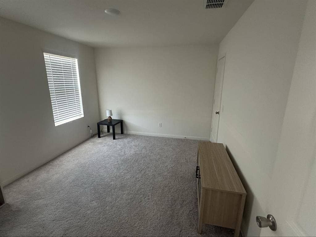 Looking for roommate