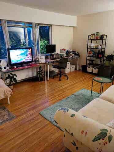 Downtown Vancouver! Female roomies!