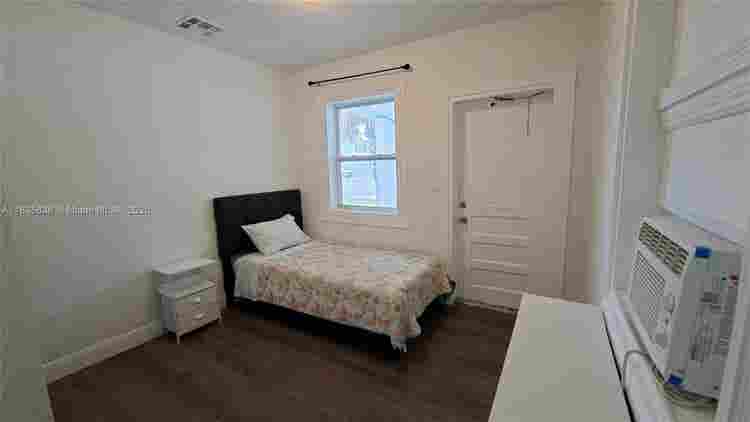 Private Room with Share Bathroom