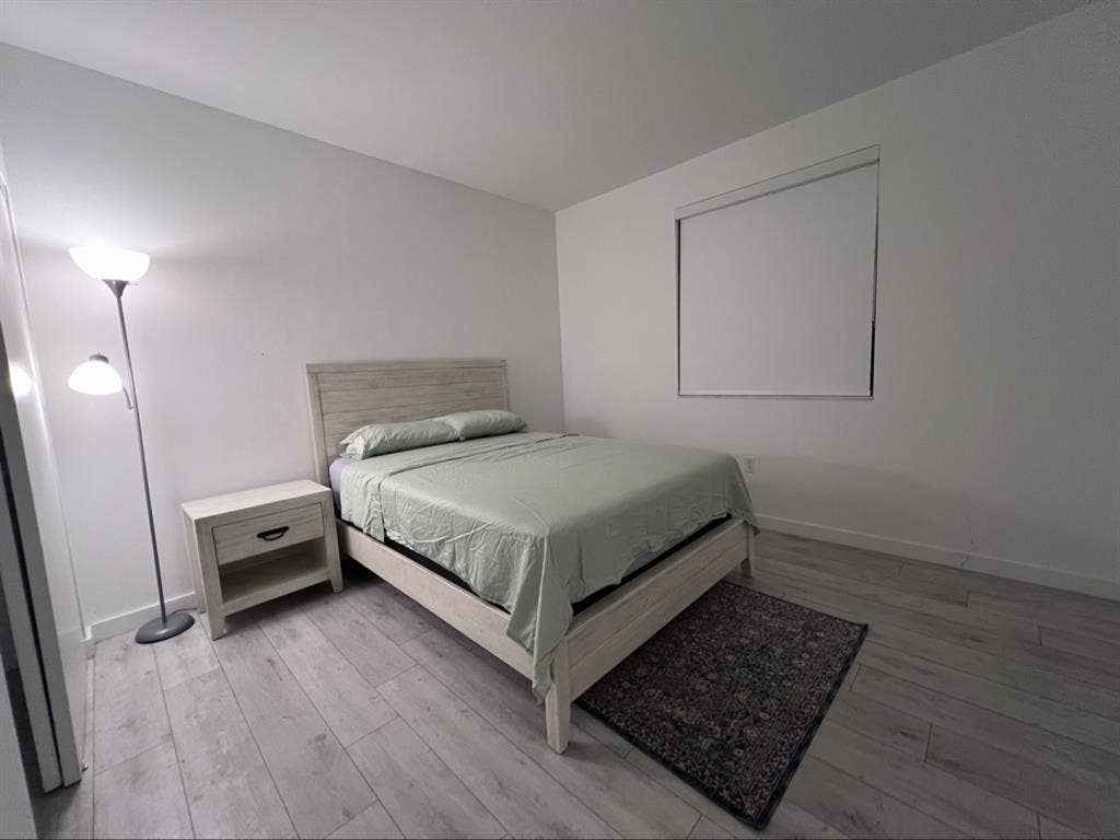 Room for rent AVAILABLE NOW!!