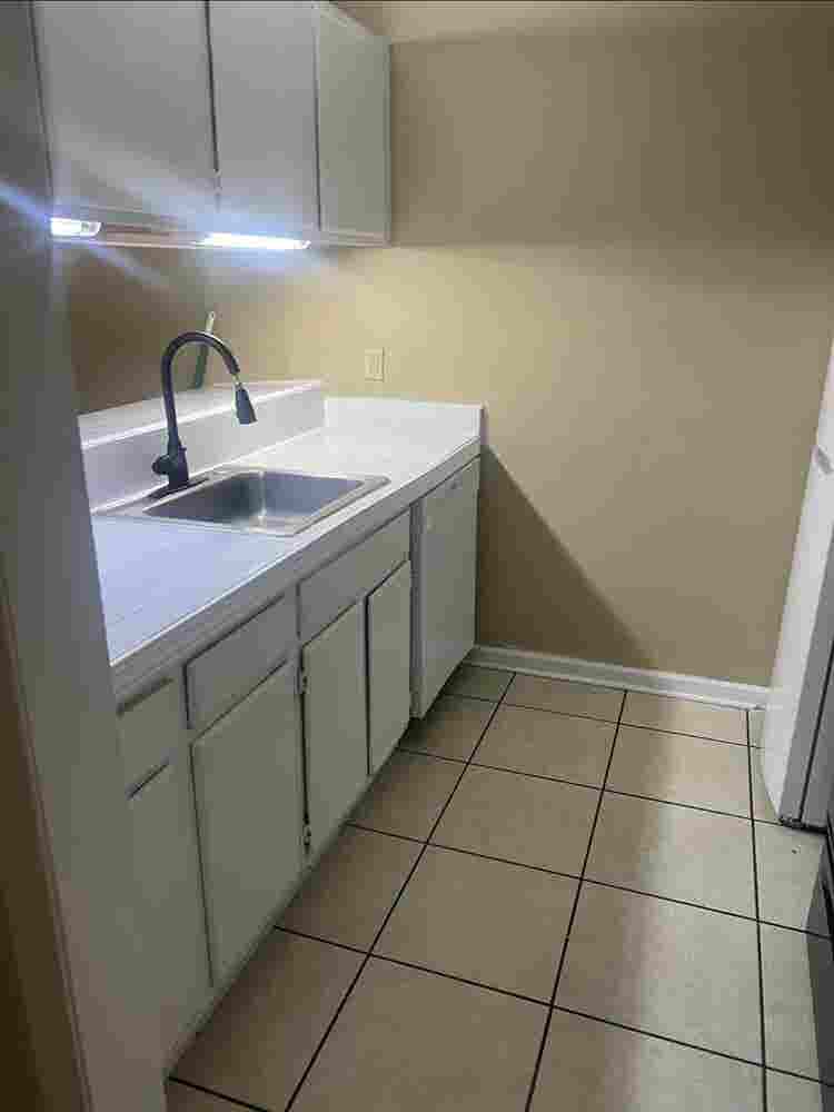Rooms to rent in a condo